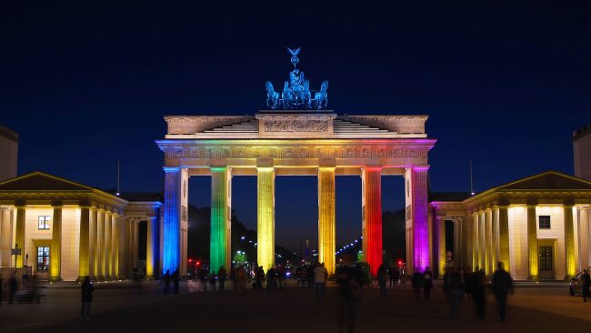 Puerta de Brandeburgo con la bandera del arcoíris