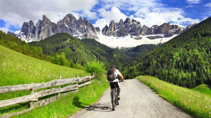 Ciclismo en los Montes Dolomitas, norte de Italia