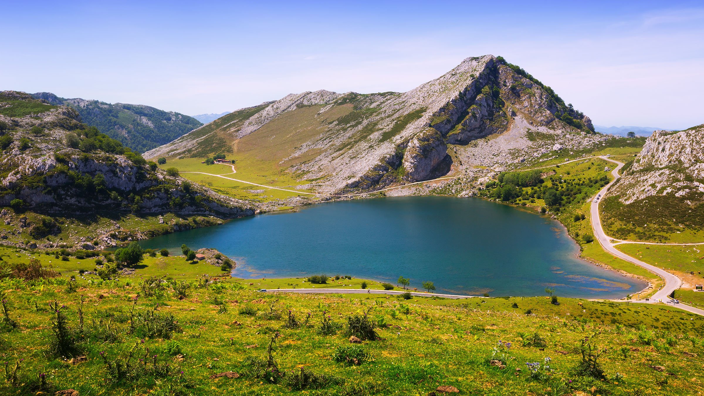 el-lago-enol-en-los-picos-de-europa-asturias.jpg